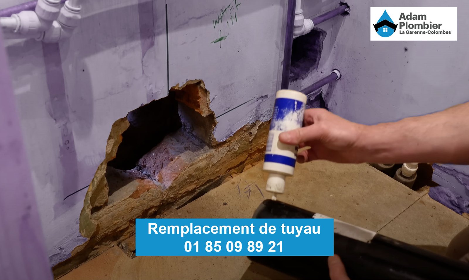 Plombier professionnel en intervention